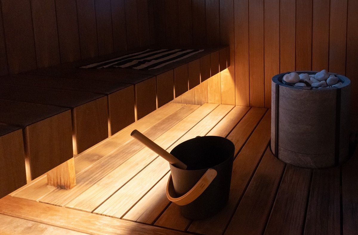 Sul bordo anteriore dell'area di seduta, una striscia LED in una tonalità calda di 3 000 K come luce indiretta illumina le tavole di legno.